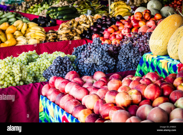 etalage colore de fruits et legumes frais