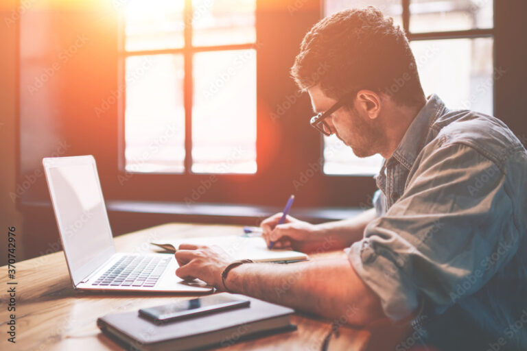 etudiant en pleine recherche dinformations