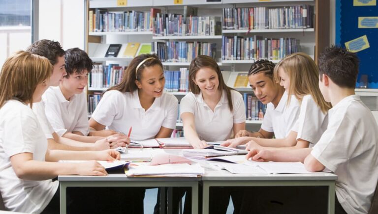 etudiants en pleine discussion autour dun projet