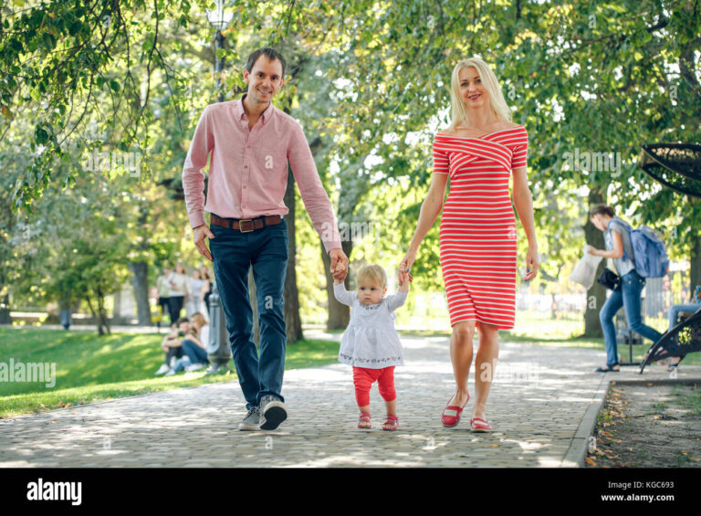 famille en promenade avec un bebe