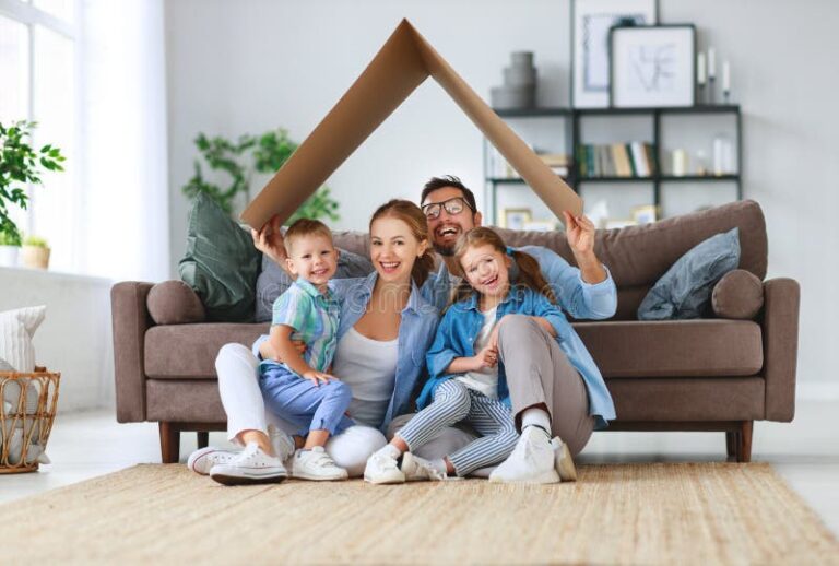 famille heureuse devant un logement hlm