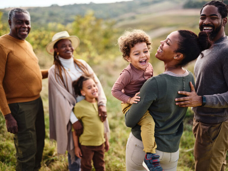 famille reunie autour dun heritage