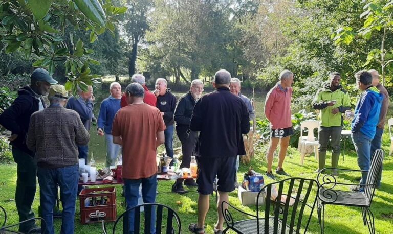 famille reunie dans un parc en france