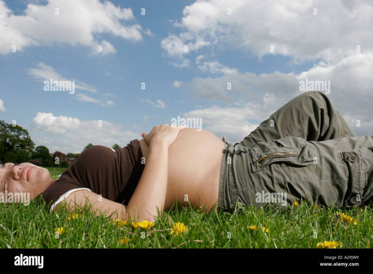 femme enceinte sous un ciel printanier