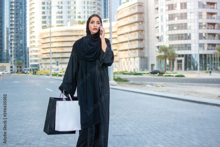 femme portant une abaya dans la rue