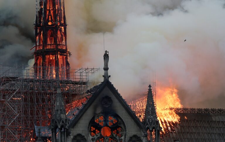 flamme devastatrice sur la cathedrale