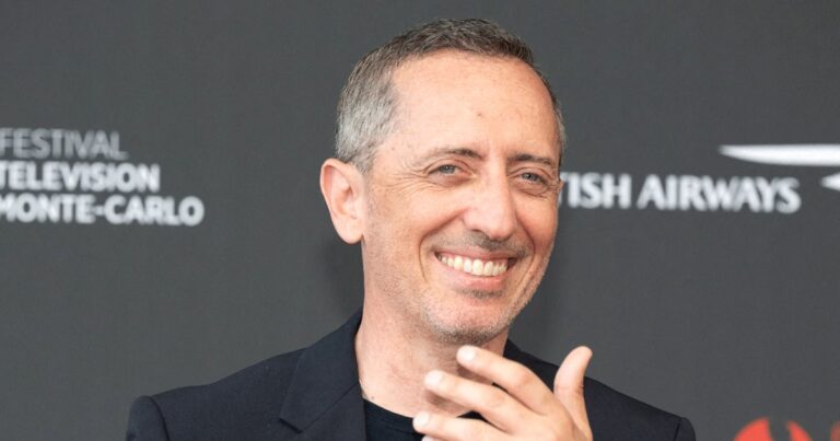 gad elmaleh souriant a une table demission