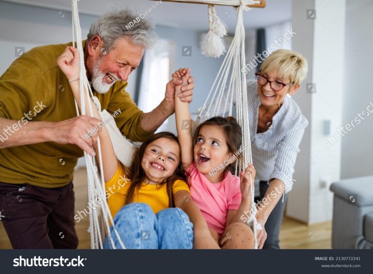 grands parents jouant avec petits enfants joyeux