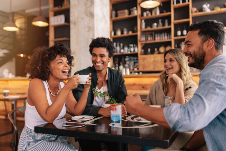 groupe de personnes sinterrogeant dans un cafe