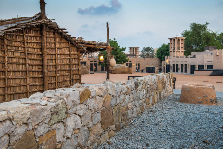 habitat traditionnel de dubai et habitants