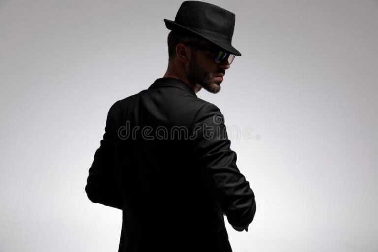 homme mysterieux en costume avec lunettes noires