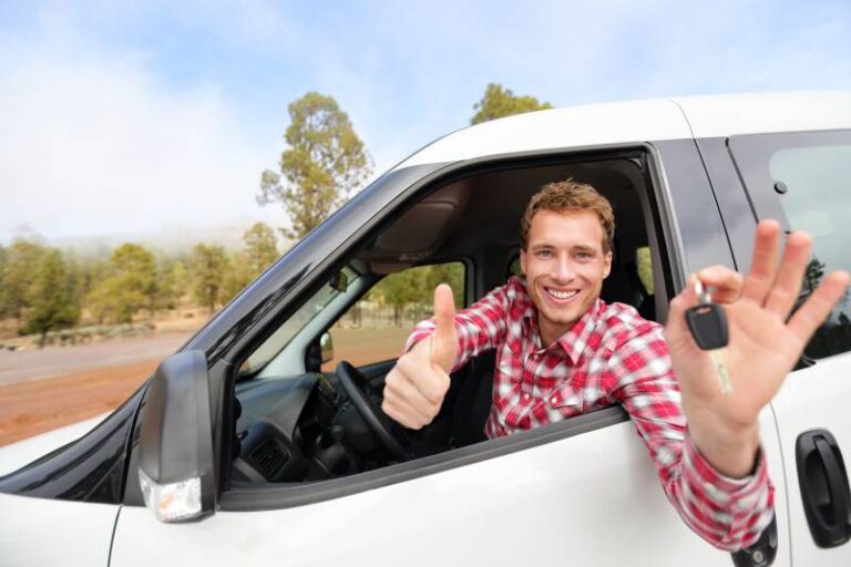 jeune conducteur avec une voiture de location