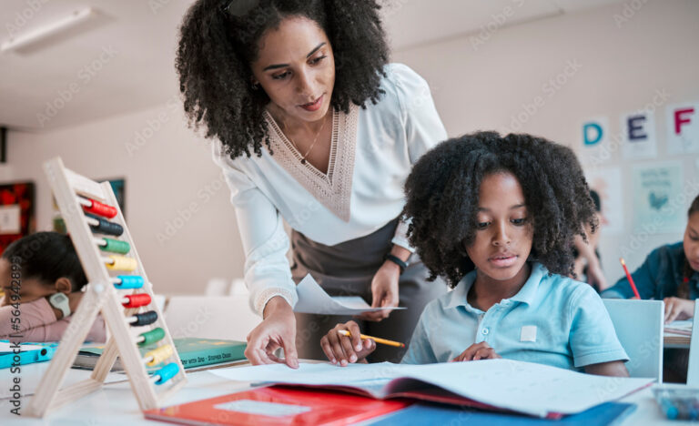 jeune femme etudiant avec un enfant