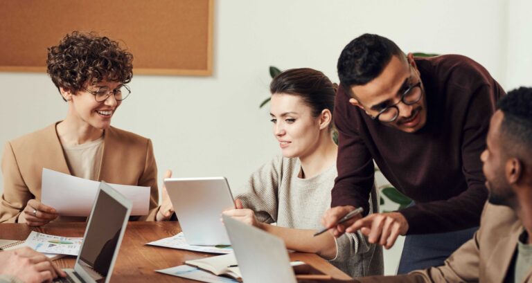 jeune stagiaire en entreprise dynamique