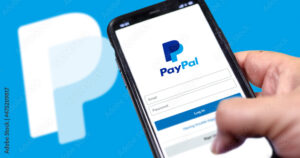 main tenant un smartphone avec appli paypal