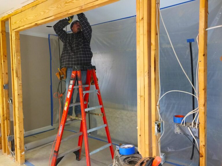 maison en renovation avec outils de chantier