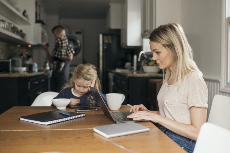 Comment domicilier son entreprise chez ses parents légalement