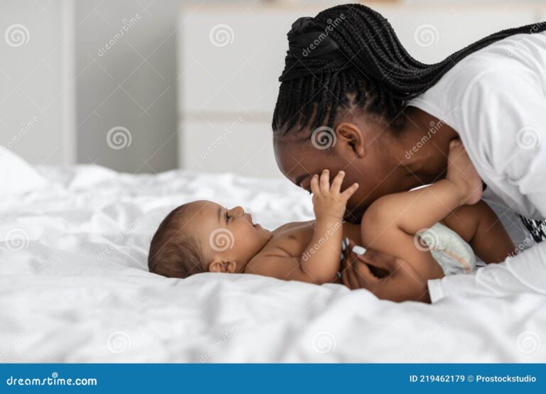 maman jouant avec son bebe heureux