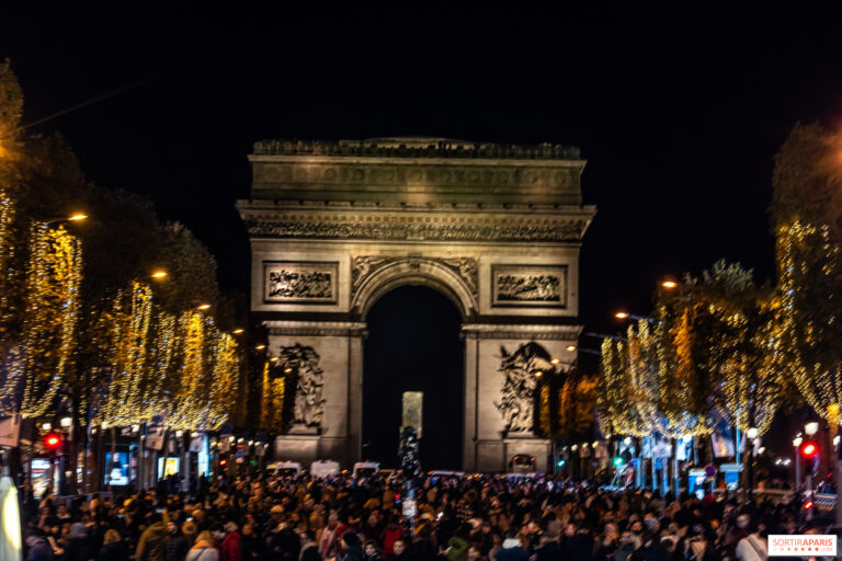 marche de noel illumine sur les champs elysees