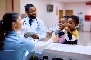 parents discutant de soins medicaux pour enfants