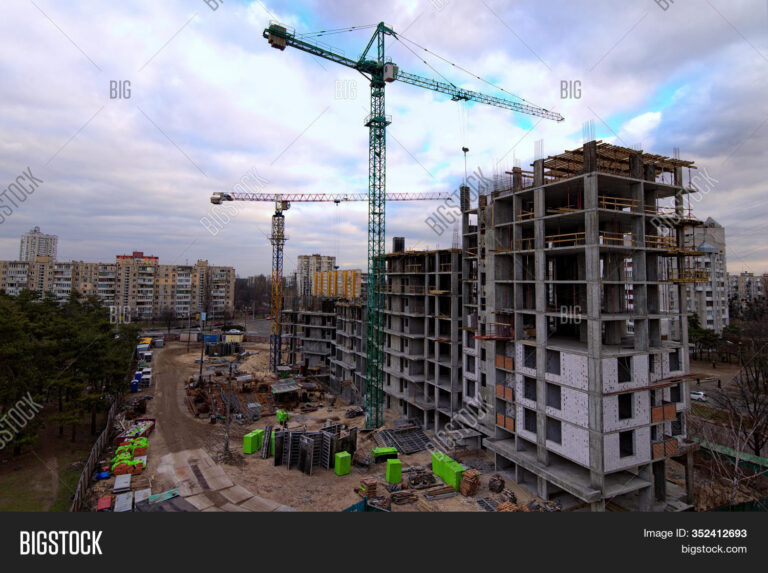 paysage urbain moderne avec chantiers de construction