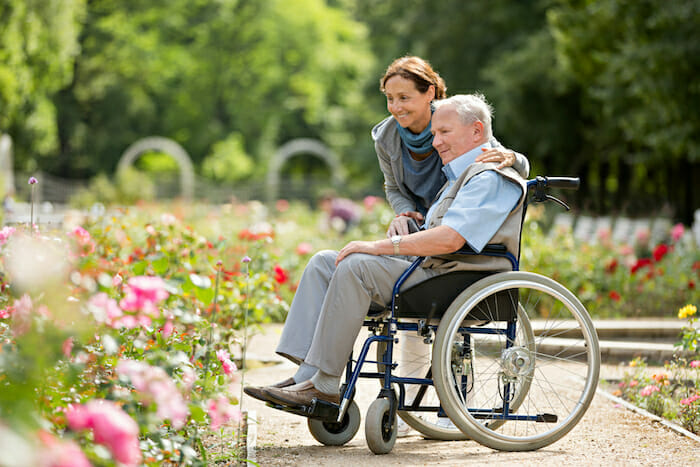 personne agee avec un fauteuil roulant