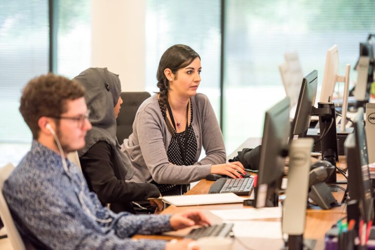 personne dans un bureau daccompagnement social