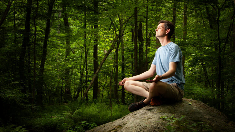 personne meditant dans la nature