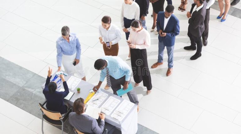 personnes diversifiees dans un bureau dinscription