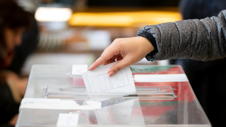 personnes echangeant des documents de vote