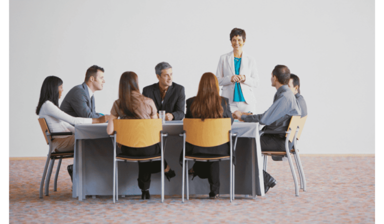 personnes en formation dans un environnement collaboratif