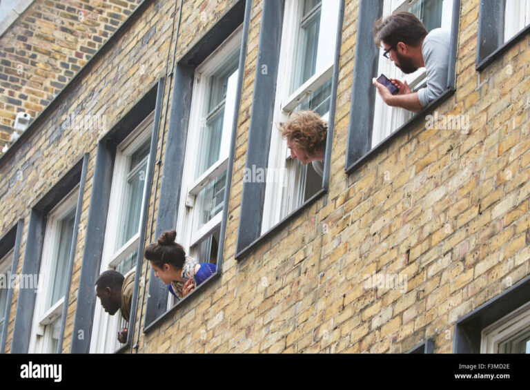 personnes manifestant depuis leurs fenetres