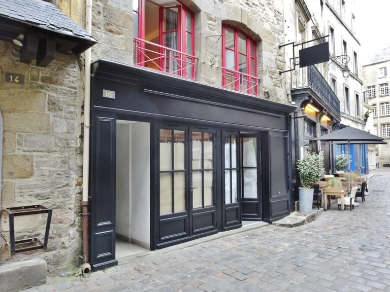 Où se trouve la crêperie Grain Noir sur la rue de la Herse à Saint-Malo