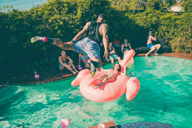 Pourquoi choisir une piscine où le short de bain est autorisé