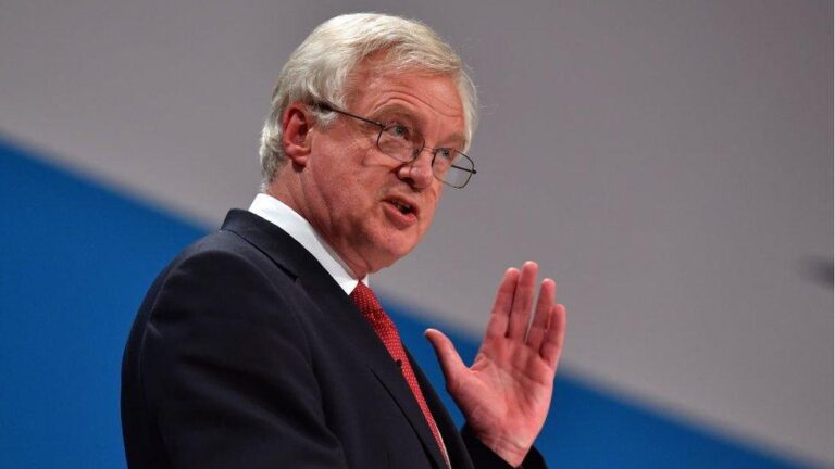 portrait de michel barnier en conference