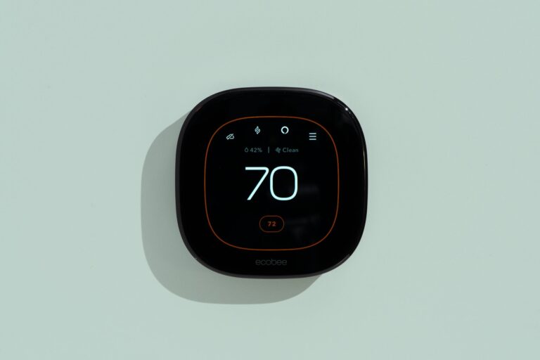 thermostat reglable dans une piece confortable