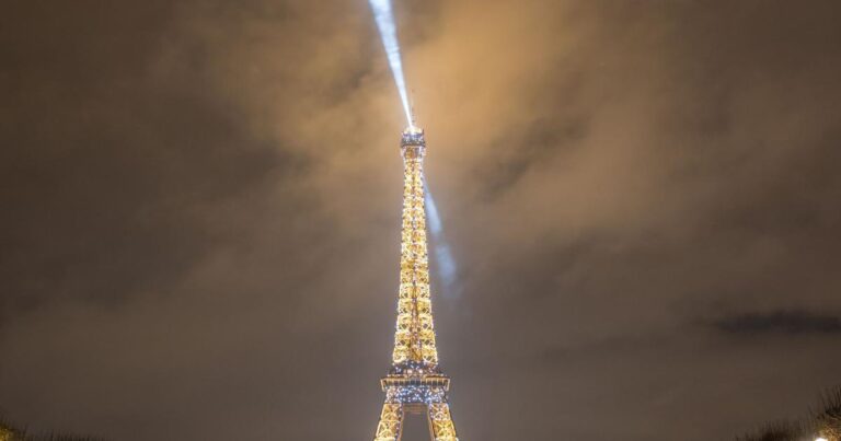 Depuis quand la Tour Eiffel scintille-t-elle chaque soir