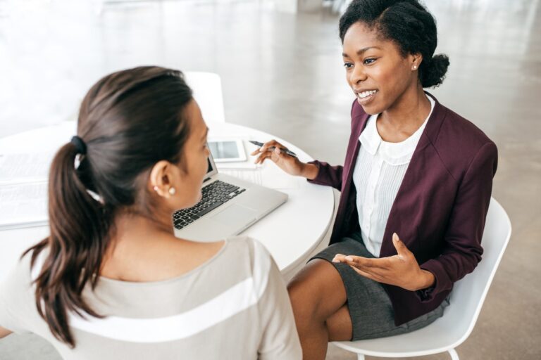 un avocat discutant avec un client 1