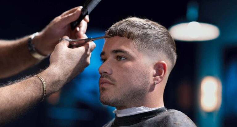 un barbier stylisant une coupe de cheveux 1