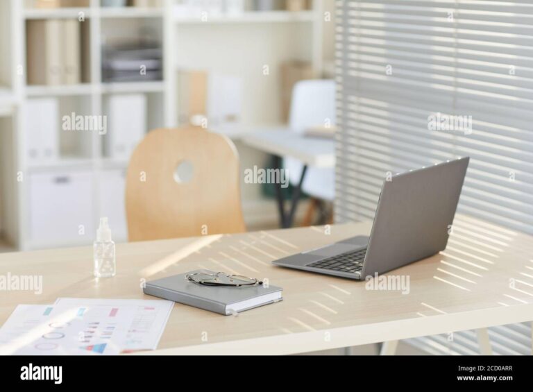 un bureau vide avec un ordinateur allume