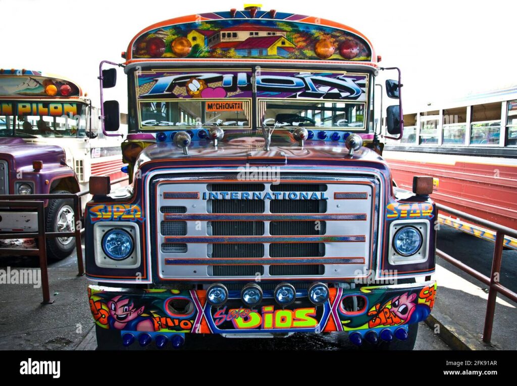 un bus colore en pleine ville