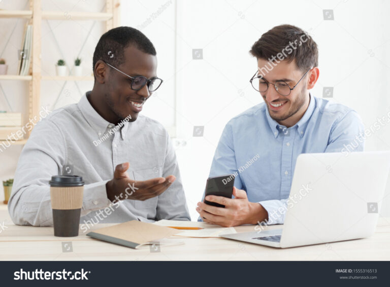 un collegue aidant un autre au bureau