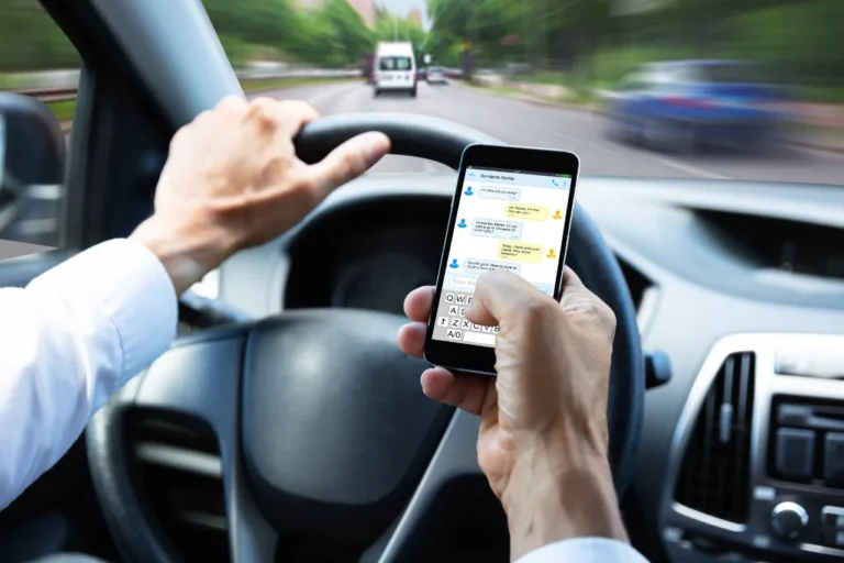 un conducteur avec un telephone au volant