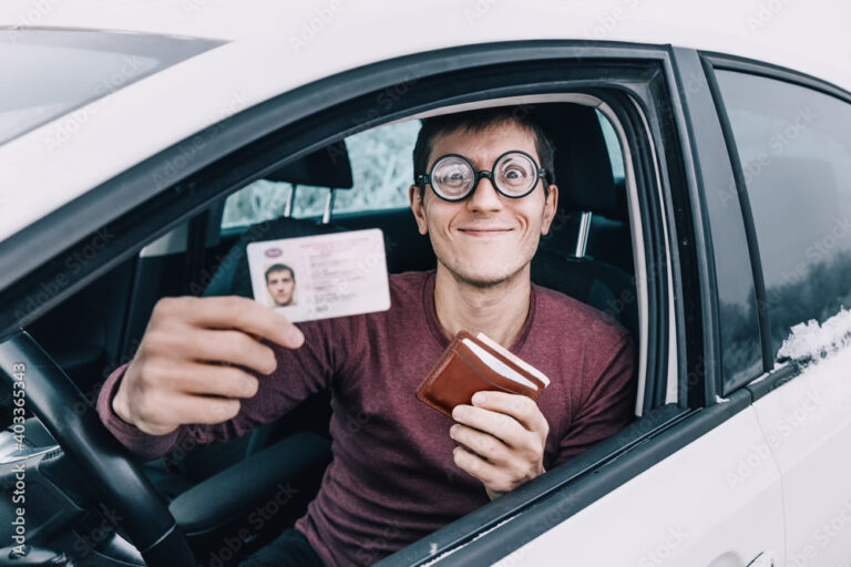 un conducteur verifiant son permis de conduire