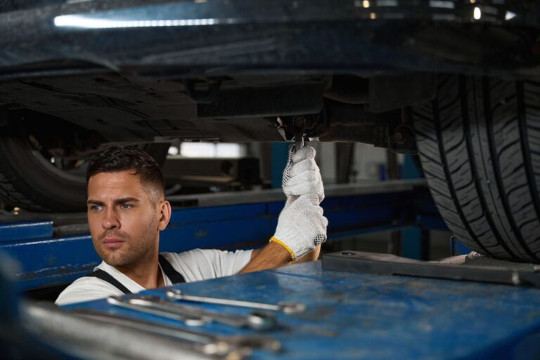 un controleur technique inspectant un vehicule