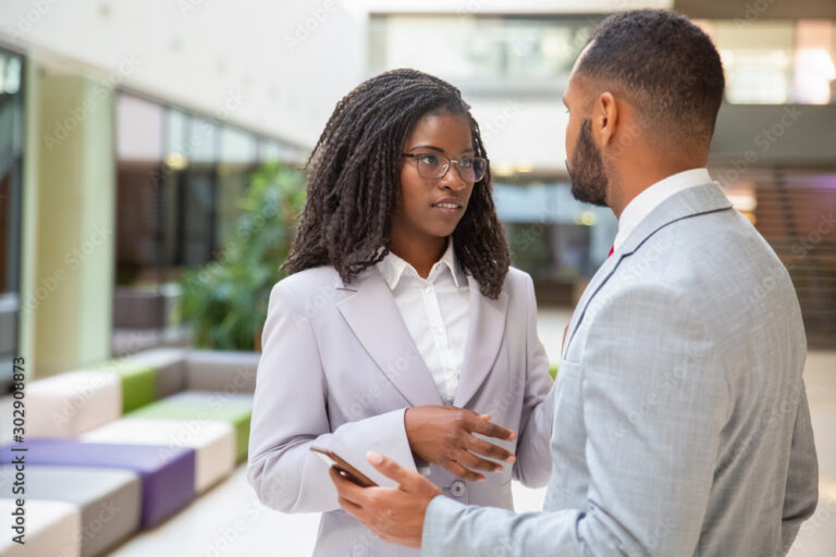 un couple discutant dans un bureau