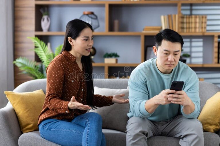 un couple en desaccord avec des smartphones