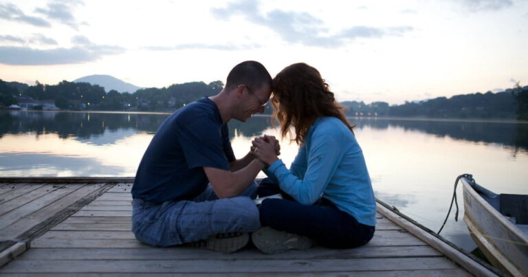 un couple en priere au bord de leau