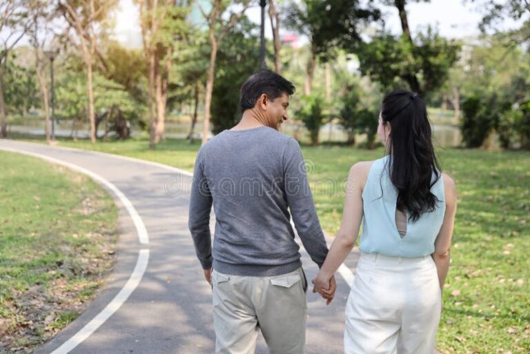 un couple se reparlant dans un parc