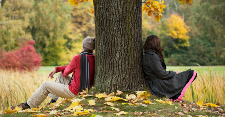 un couple se separant dans un parc